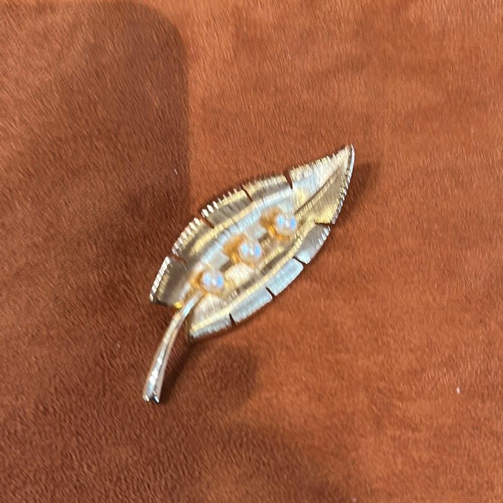 Elegant Gold Leaf Brooch with Faux Pearls